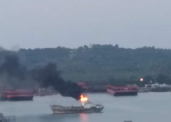 Kapal Barang milik M. Yatir terbakar di laut Rimba Jaya, Tanjungpinang, f : ist
