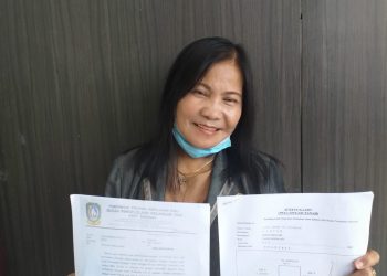 Cholderia Sitinjak saat melihatkan surat surat yang ia miliki, f : mael/detak.media