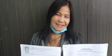 Cholderia Sitinjak saat melihatkan surat surat yang ia miliki, f : mael/detak.media