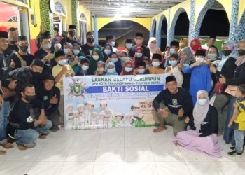 Laskar Melayu Serumpun Kota Tanjungpinang saat foto bersama dengan anak anak panti asuhan Al Gazhi, F : ist