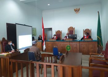 Terdakwa pembunuh janda, Hendra Saputra saat sidang di PN Tanjungpinang,  f : mael/detak.media