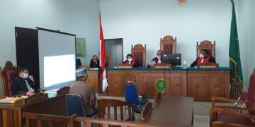 Terdakwa pembunuh janda, Hendra Saputra saat sidang di PN Tanjungpinang,  f : mael/detak.media