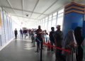 Penumpang di Pelabuhan SBP Tanjungpinang mengantri saat menunggu giliran tes GeNose, f : Mael/detak.media