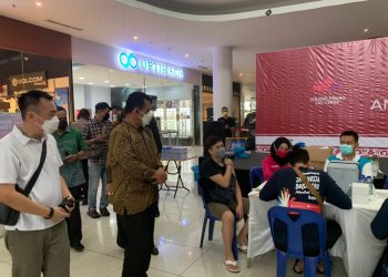 Gubernur Kepri, Ansar Ahmad didampingi Ketua Asparnas Kepri, Mulyadi Tan (baju putih) saat meninjau pelaksanaa vaksinasi, f : iwt