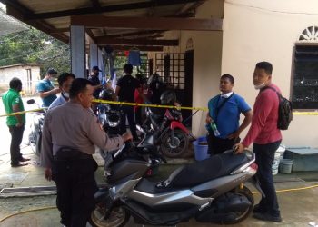 Petugas Kepolisian saat berada di Tempat Kejadian Perkara, f : mael/detak.media