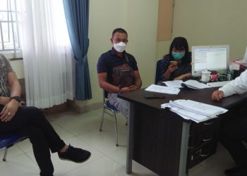 Sidang mediasi antara Pimpinan BFI Finance, Riben (paling kiri) dan karyawan yang di PHK, Maydiansyah (tengah masker putih) yang dilakukan oleh Disnaker Kota Tanjungpinang, f : ist