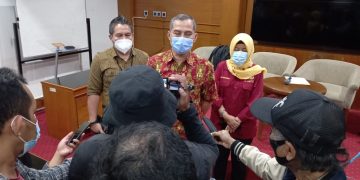 CAPTION FOTO: Arif Rianto, MT didampingi Dr. Agus Salim, Dr Dyah Sugandini ketika melangsungkan jumpa pers terkait sengkarut kontrak P3K PTNB di Yogyakarta belum lama ini.