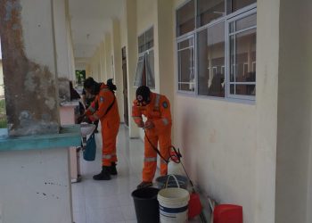 Satgas Covid-19 Kepri mulai membersihakan sejumlah ruangan di SMK 3 Tanjungpinang, f : mael/detak.media