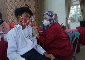 Salah seorang pelajar SMP 4 Tanjungpinang saat melakukan vaksinasi, f : Mael/detak.media
