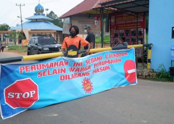 Situasi penutupan jalan pintu masuk Perumahan Griya Senggarang Permai, f : Mael/Detak.media