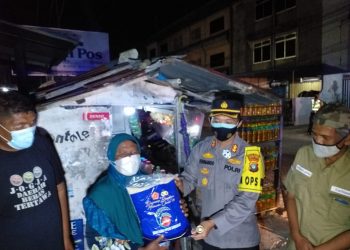 Kapolres Tanjungpinang bersama jurnalis saat membagikan sembako kepada masyarakat yang terdampak PPKM level 4, f : mael/detak.media