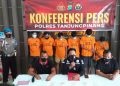 Kasatresnarkoba Polres Tanjungpinang, AKP Ronny Burungudju (tengah) saat melakukan Konfrensi Perrs, f : Mael/Detak.media