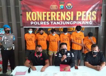 Kasatresnarkoba Polres Tanjungpinang, AKP Ronny Burungudju (tengah) saat melakukan Konfrensi Perrs, f : Mael/Detak.media