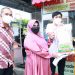 Walikota Rahma, saat memberikan bantuan kepada pedagang, f : ist