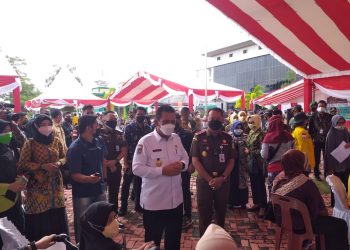 Gubernur Kepri, (baju putih) dan Kajati (kanan) saat melihat Vaksinasi Lansia, f : Mael/detak.media