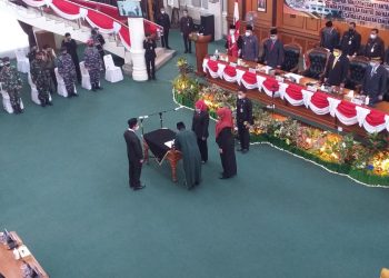Suasana Pelantikan Oktavino Bintana di Kantor DPRD Kota Tanjungpinang, f : Mael/Detak.media