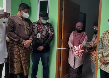 Walikota bersama EGM Angkasa Pura II Tanjungpinang melakukan pemotongan pita tanda serah terima rumah yang sudah direnovasi melalui program CSR Angkasa Pura, f : Alam/detak.media