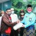 Ketua PCNU Tanjungpinang, Juramadi Esram saat menyerahkan bantuan kepada masyarakat, f: ist