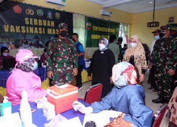 Wali Kota Tanjungpinang, Rahma bersama Komandan Korem 033/WP, Brigjen TNI Jimmy Ramos Manalu saat meninjau vaksinasi Gurindam 12