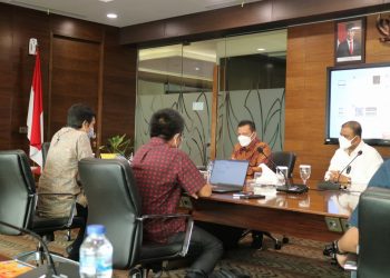 Gubernur Kepri, Ansar Ahmad (masker putih) saat berada di PT