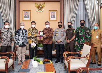 Gubernur Kepri bersama pimpinan FKPD saat bertemu dengan Menkes RI, f : ist