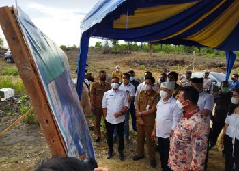 Gubernur Kepri, Ansar Ahmad (paling kanan) bersama Wakil Menteri ATR/BPN, Surya Tjandra (memakai tanjak) saat meninjau Landing Point Jembatan Babin, f : ist