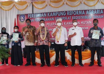 Foto bersama seusai menyerahkan sertifikat tanah