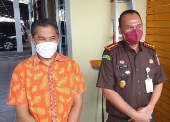Kajari Tanjungpinang, Joko Yuhono (kanan) didampingi Kasipidsus, Dasril (kiri), f : Mael/detak.media
