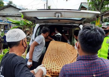 Sejumlah pihak Kepolisian saat mengevakuasi jenazah Sri Yanti, f : ist