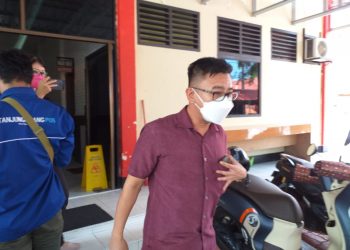 Budianto saat keluar dari Mapolres Tanjungpinang seusai menjalani pemeriksaan, f :Mael/detak.media