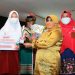 Walikota Tanjungpinang, Rahma (baju kuning) saat menyerahkan hadiah kepada siswa peraih juara nasional, f : ist