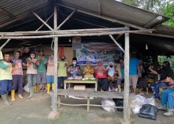 Walikota Tanjungpinang saat menyerahkan bantuan untuk Kelompok Tani, f : ist