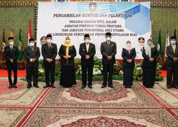 Foto bersama seusai melakukan pelantikan, f : ist