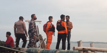 Tim Gabungan Basarnas, TNI dan Polri  saat masih melakukan pencarian nelayan yang hilang di Perairan Pantai Trikora, Bintan, f : ist