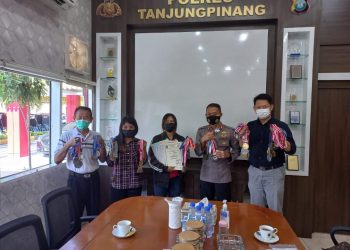 Agus Chandra saat mempertemukan atlet lari Tanjungpinang yang penuh prestasi, dengan Kapolres Tanjungpinang, f : ist