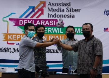 Ketua AMSI Kepri, Charles Sitompul (paling kanan) saat berseman dengan Pimpinan Sidang, Alam (kedua kanan), Sekretaris Sidang, Muhammad Zuhri (kedua kiri) dan Sekretaris AMSI, Hasrullah (paling kiri), f : ist