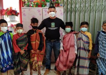 Ketua LMS Tanjungpinang, Iwan Kusmawan saat foto bersama dengan anak yang usai menjalani Khinantan masal gratis, f : ist