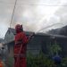 Pemadam kebakaran saat meadamkan api dirumah kontrakan yang dibakar pelaku, f : mael/detak.media