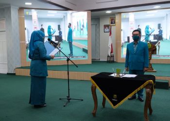 Ketua PKK Kepri, Dewi Kumalasari saat melantik Agung sebagai Ketua PKK Kota Tanjungpinang, f : ist