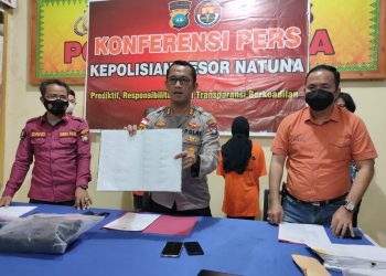 Kapolres Natuna menunjukkan sejumlah barang bukti yang diamankan