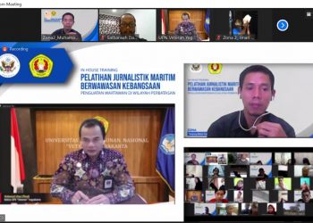 CAPTION FOTO: Rektor UPN 'Veteran' Yogyakarta, Dr. Mohamad Irhas Effendi M.Si saat menjawab pertanyaan peserta pelatihan wartawan maritim Kepri.