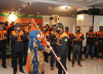 Walikota Tanjungpinang, Rahma saat menyerahkan Bendera Perpat kepada Ketua DPD Perpat Tanjungpinang, Bambang Sudomo, f : ist