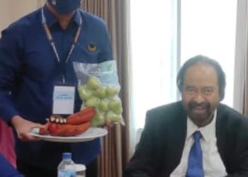 Agus Chandra (berdiri) saat mempromosikan produk lokal ke Surya Paloh, f : ist