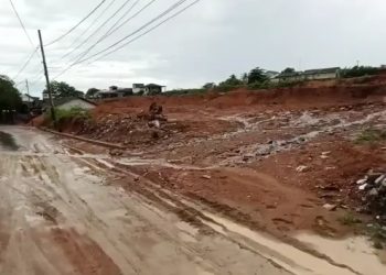Kondisi di Jalan Transito Tanjungpinang saat terjadinya hujan, f : potongan video amatir yang diterima media ini