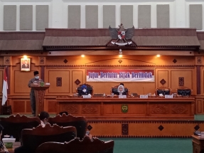 Walikota Tanjungpinang, Rahma saat menghadiri paripurna interpelasi DPRD tahun lalu, f : ist