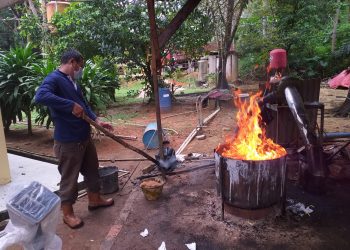 Pekerja TPA Ganet saat melakukan proses pembuatan Paving Blok, f : ist