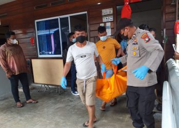 Jenazah Karman saat dibawa menuju mebil jenzah untuk dibawa ke RSUP Kepri, f : mael/detak.media