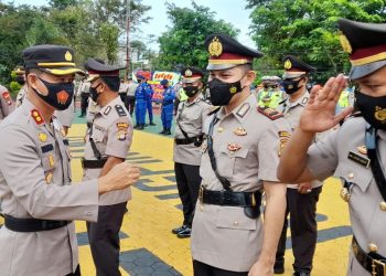 Kapolres saat bersalaman dengan Kasat Reskrim, f : ist