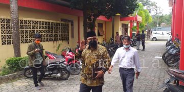 Mantan Walikota Tanjungpinang, Lis Darmansyah saat datang di Mapolres Tanjungpinang didampingi sopirnya, f : ist