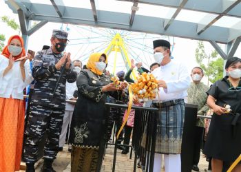 Walikota Tanjungpinang, Rahma bersama Gubernur Kepri, Ansar Ahmad saat meresmikan pembukaan Trans Studio Garden, f : ist
